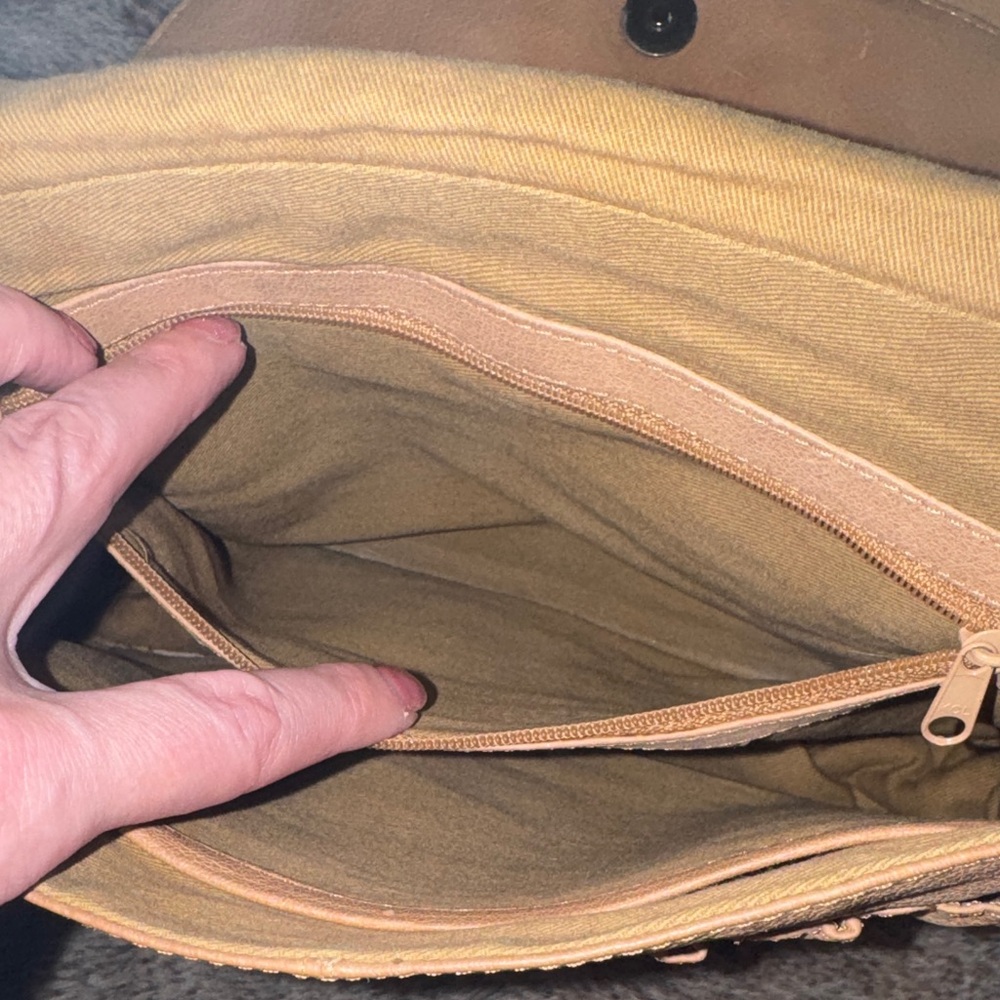 Kenneth Cole Soft Tan Leather Crossbody Saddle Bag - Picture 7 of 9